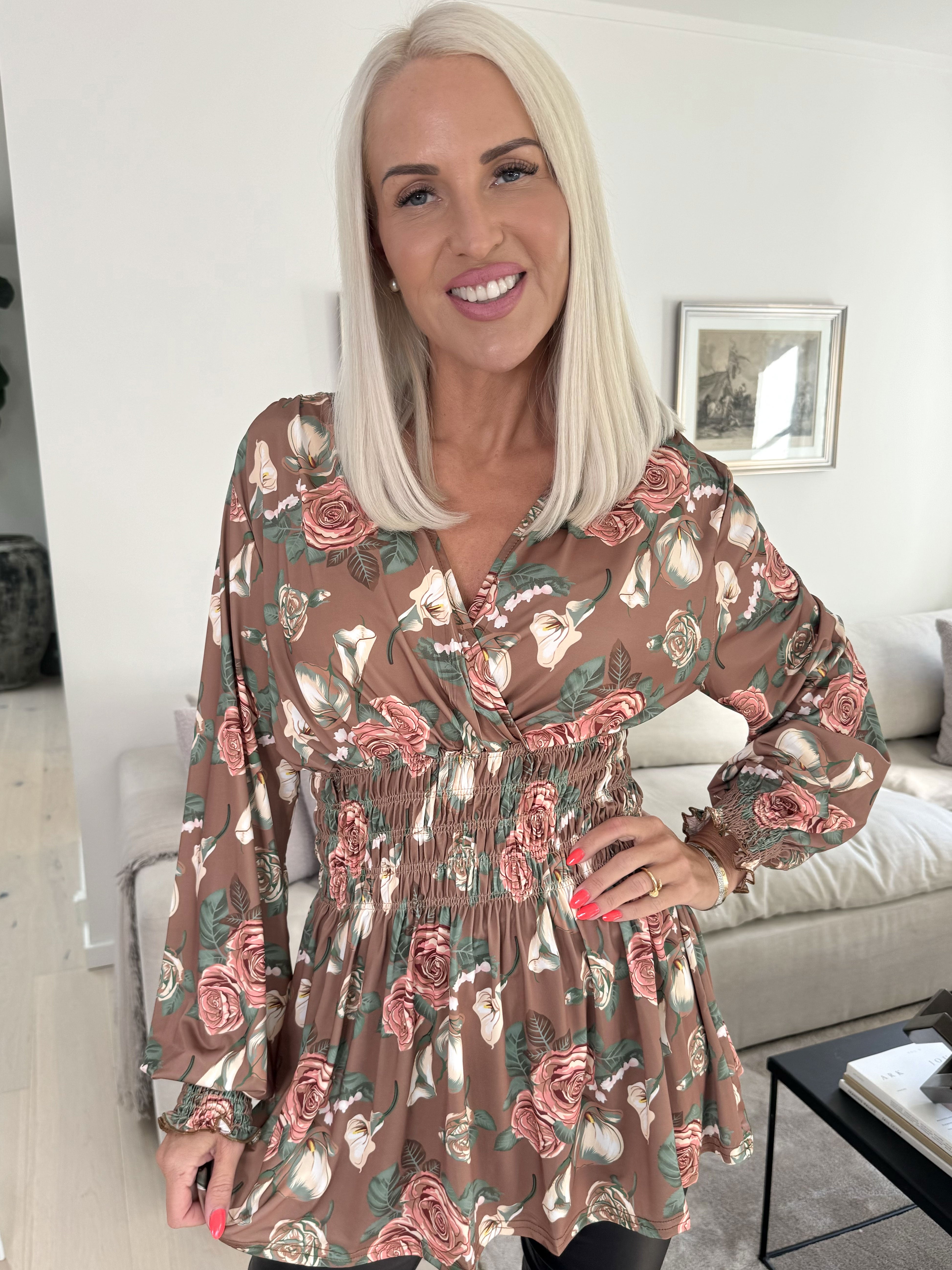 Pams Rose Shirt L/S - Elastisk blus i skrynkelfritt tyg med rosor